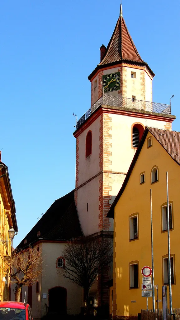 Evangelisch-lutherische Stadtpfarrkirche Trinitatis, ehemals St. Peter; Saalkirche, verputzter Massivbau mit Eckquaderungen, quadratischer Turm mit eingezogenem Achtort mit Zeltdachabschluss, Langhaus mit Satteldach um 1300, eingezogener spätgotischer Chor mit 5/8-Schluss von 1462, Turmunterbau mittelalterlich, Obergeschosse 1556, ab 1699 nach Norden erweitert und das Dach erhöht, Portal bezeichnet „1725“.