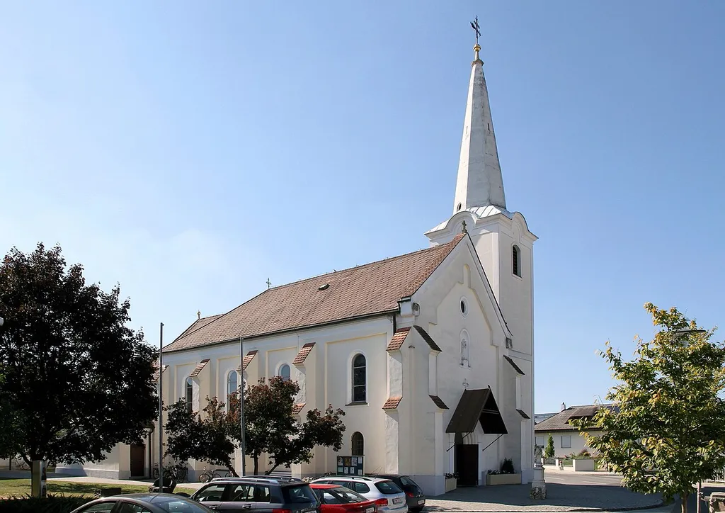 Katholische Pfarrkirche hl. Antonius von Padua in der burgenländischen Marktgemeinde Raiding. Die Kirche wurde 1927 unter Einbeziehung des alten Turmes an Stelle einer älteren Kirche errichtet.