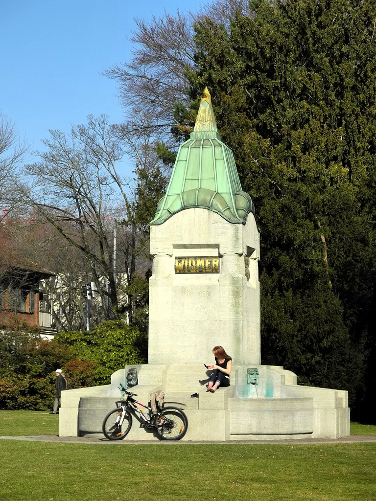 Zürich-Seefeld (Switzerland) : Memorial fountain dedicated to the composer Alberich Zwyssig and the poet Leonhard Widmer at so-called Zürichhorn.