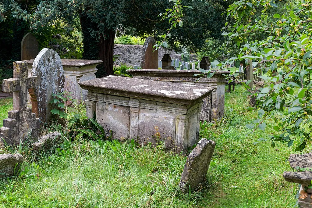 Castle Combe: UNIDENTIFIED TOMB IN CHURCHYARD, ABOUT 5 METRES WEST OF KING TOMB, SOUTH WEST OF SOUTH PORCH OF CHURCH OF ST ANDREW