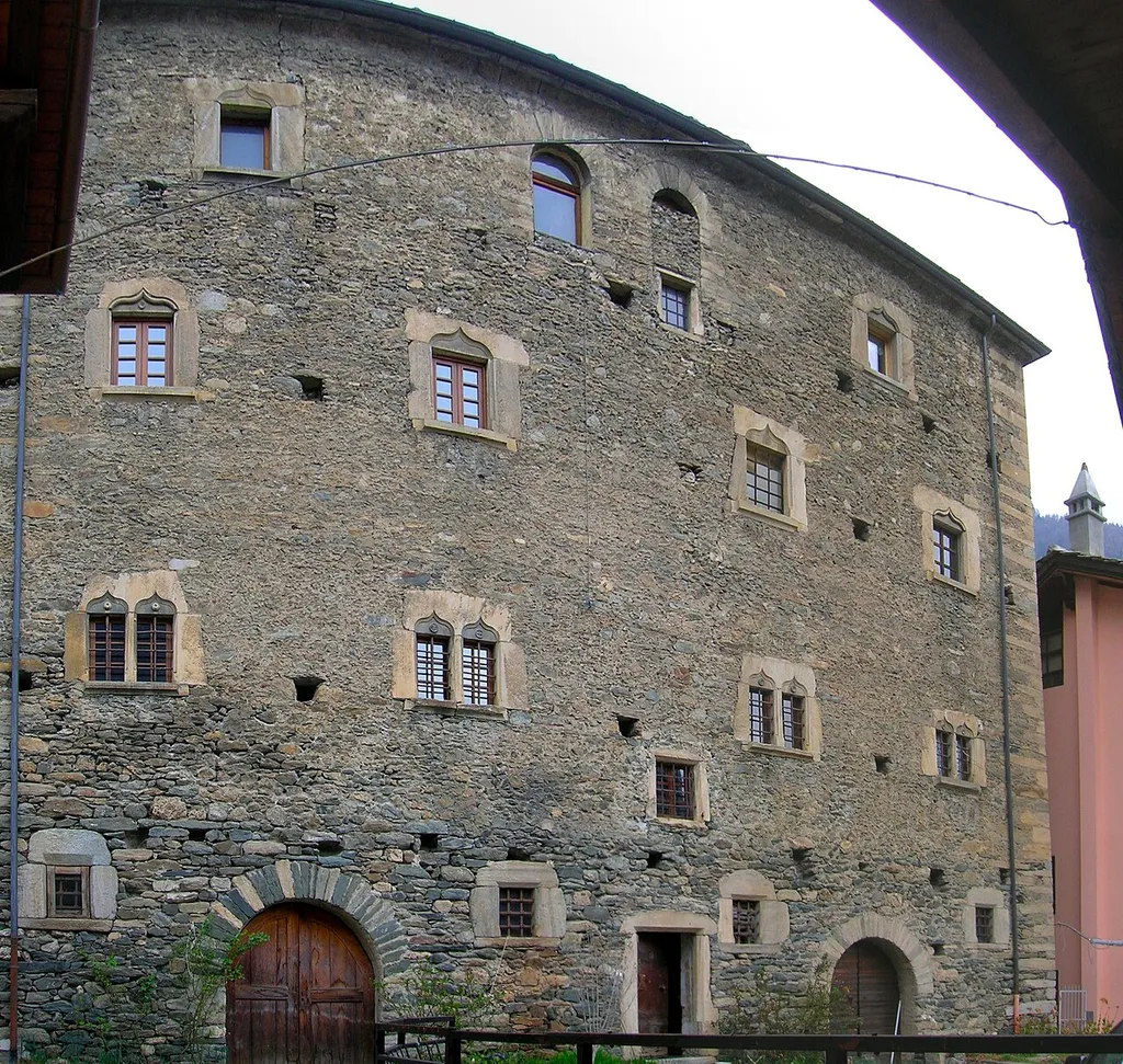 Facciata principale (a sud). Castello di Avise, Avise, Valle d'Aosta, Italia.