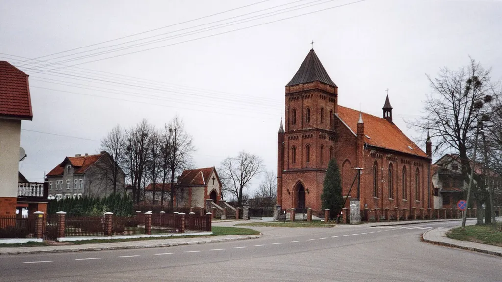 Miłakowo, ul. Mikołaja Kopernika 3 - kościół parafialny pw. Podwyższenia Krzyża Świętego, 2 poł. XIX w. (zabytek nr A-1923 i A-3128 z 10.03.1987)