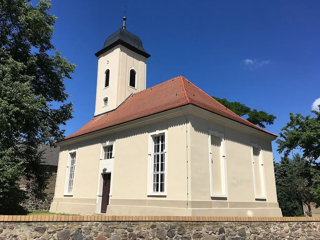 Die Dorfkirche in Schünow, Stadt Zossen in Brandenburg, ist eine Saalkirche aus dem Jahr 1765 bis 1767. Im Innern ist ein Kanzelaltar aus der Bauzeit.