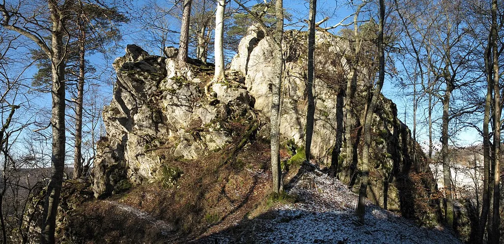 Felskopf mit den Ruinenresten der ehemaligen Burg Altwildenstein bei Leibertingen.