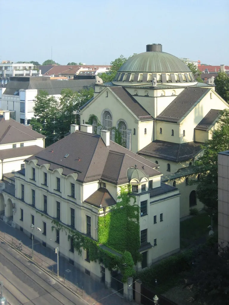 This is a picture of the Bavarian Baudenkmal (cultural heritage monument) with the ID D-7-61-000-348 (Wikidata) Synagoge in Augsburg, Halderstraße