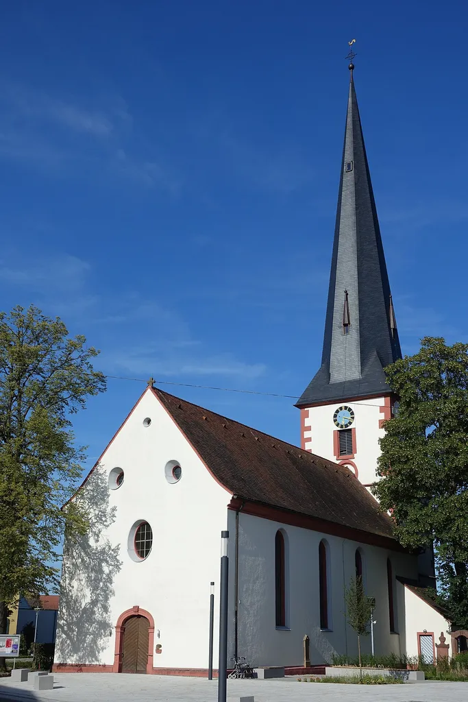 Die evangelische Michaelskirche in Ottenheim mit dem neuen Turm, der 2015 fertiggestellt wurde