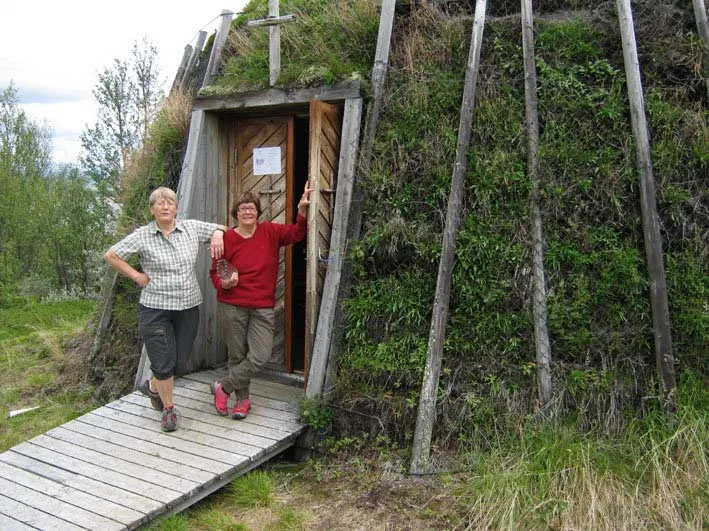 Kyrkovärdinnorna Bitte och Anka förbereder inför kyrkhelg.