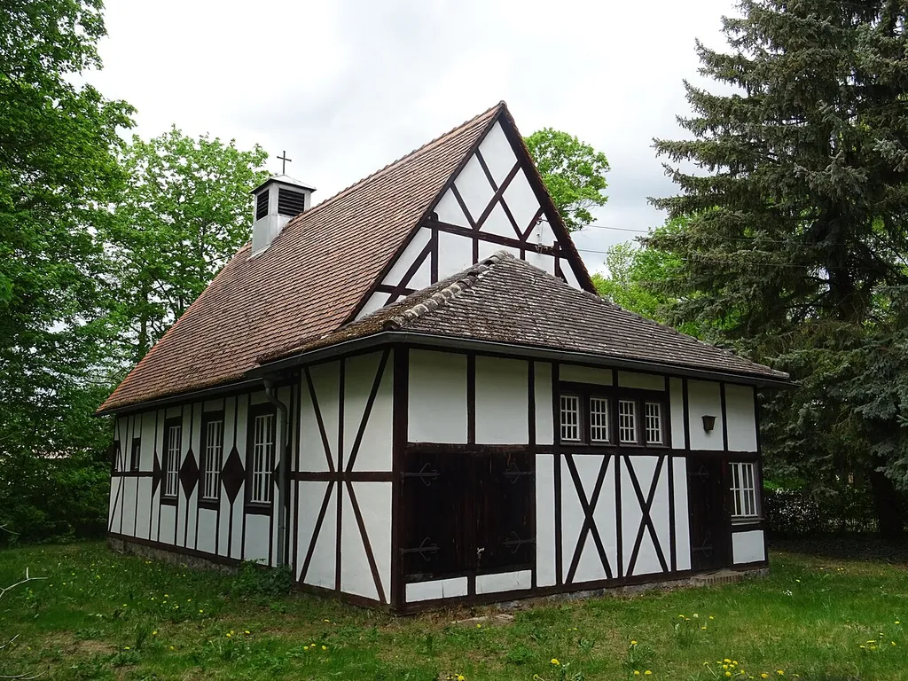Bollensdorf, denkmalgeschützte Dorfkirche, 1952 erbaut, Blick von Südosten