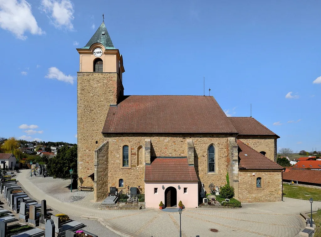 Südansicht der röm.-kath. Pfarrkirche hl. Markus in der niederösterreichischen Marktgemeinde Leobendorf. Eine gotische Kirche aus dem 14. Jahrhundert, die im 15. Jahrhundert verändert und im 17. Jahrhundert teilweise barockisiert wurde.