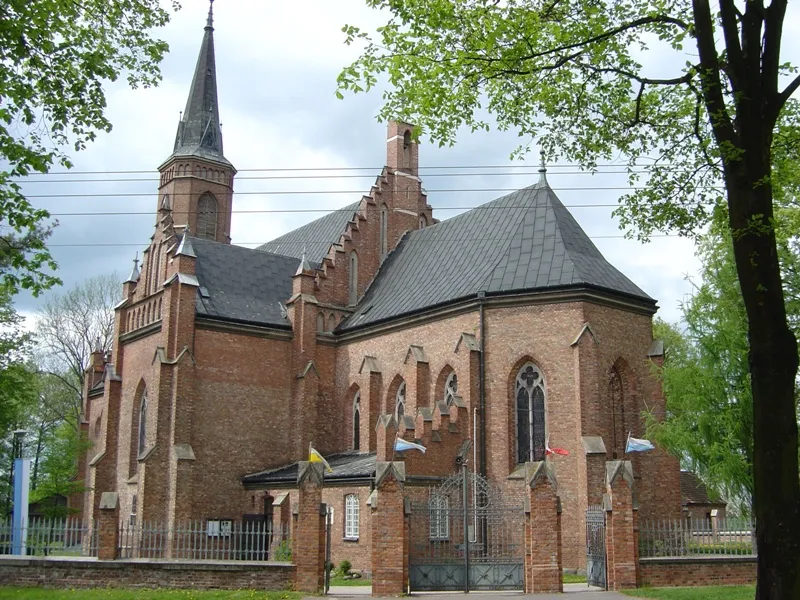 Neogotycki kościół z 1904 roku pw. św. Jana Chrzciciela w miejscu gotyckiego ufundowanego w 1417 r. przez króla Władysława Jagiełłę, z zachowaną w bryle gotycką dzwonnicą.