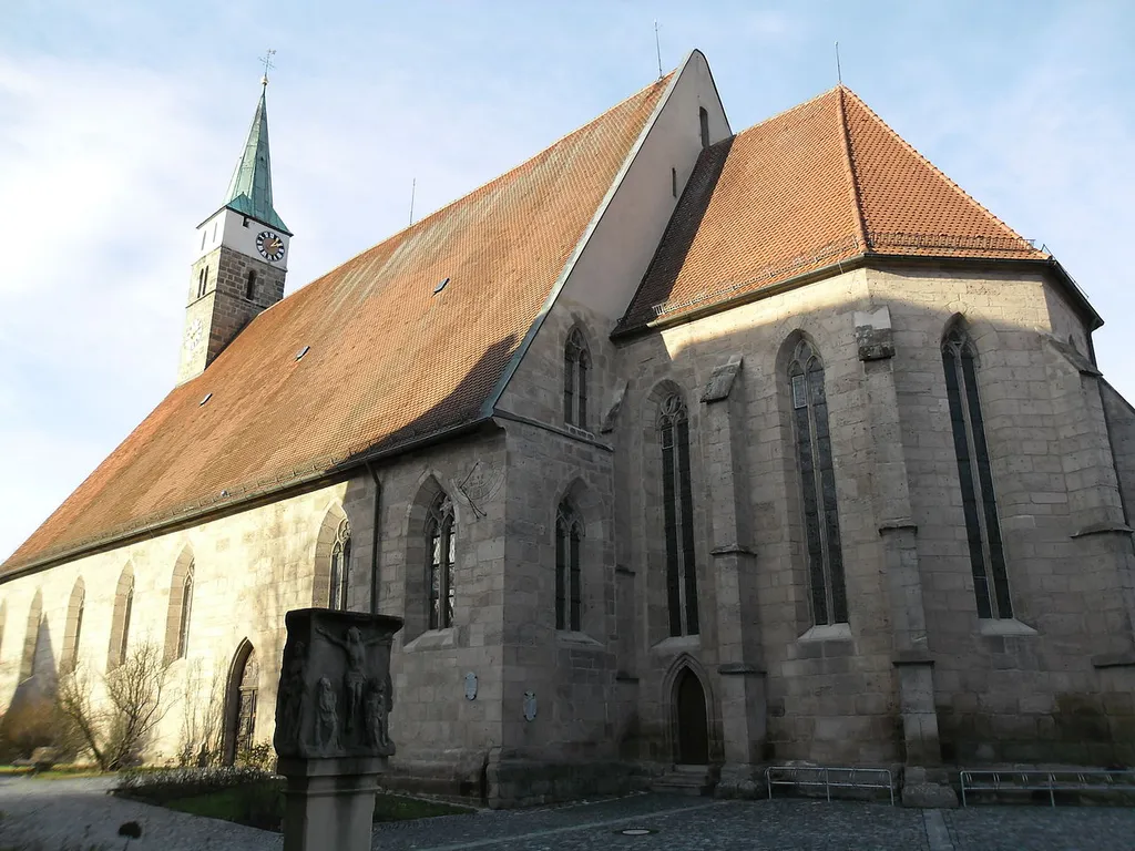 Die hochgotische Stadtpfarrkirche St. Magdalena (bis 1400) wurde oberhalb der Altstadt außerhalb der Stadtmauern (bis 1500) errichtet.