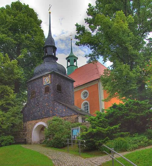 Frei stehender Glockenturm und Kirche in Lawalde