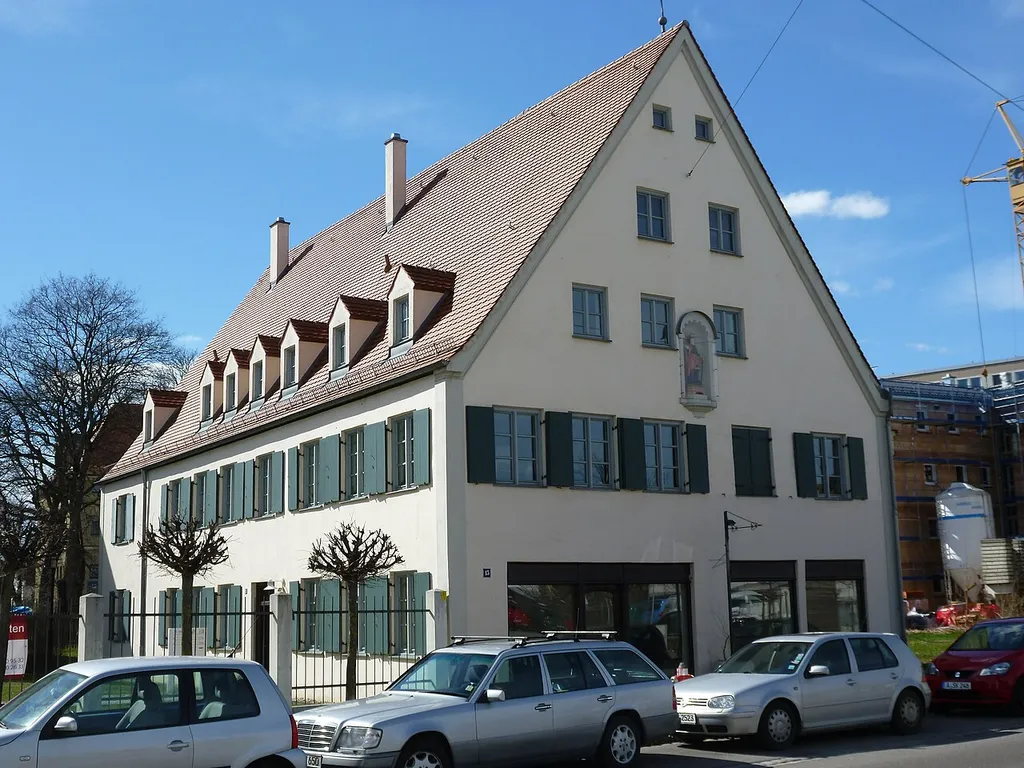 Zweigeschossiger Giebelbau mit Satteldach, Ecklisenen, profiliertem Ortgang und Figurennische, 18. Jahrhundert, Augsburg-Oberhausen