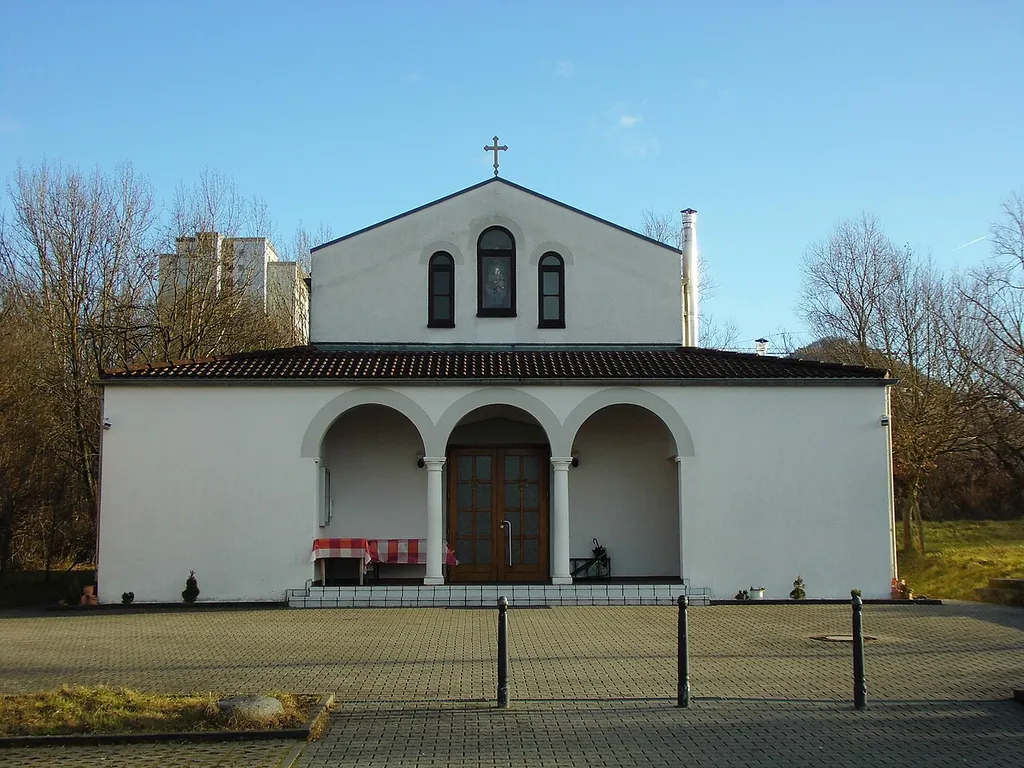 Griechisch-Orthodoxe Kirche der Entschlafung der Gottesmutter und des Hl. Johannes des Vorläufers zu Reutlingen, Am Heilbrunnen 148, wurde 1995 erbaut.