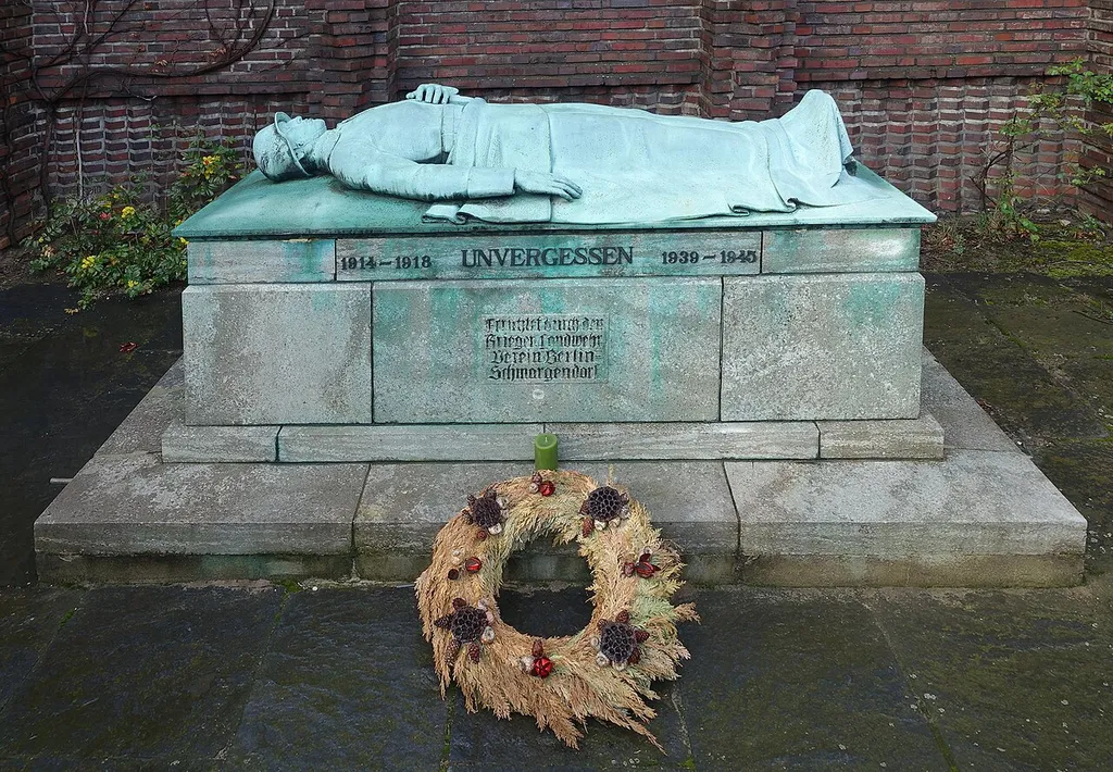 Mahnmal zum Gedenken an die Gefallenen. (Skulptur von Ludwig Nick?)