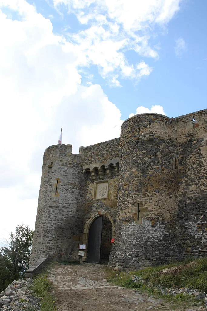 Entrée principale du château de Montmorin, avec le blason de la famille