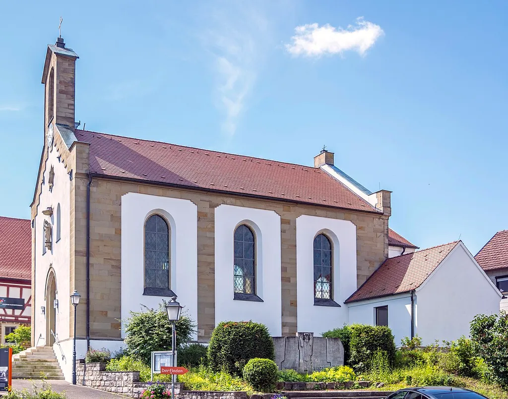 Katholische Filialkirche St. Bartholomäus, Saalbau mit Satteldach, Giebelreiter und Lisenengliederung aus Sandstein, neugotisch, 1854; mit Ausstattung