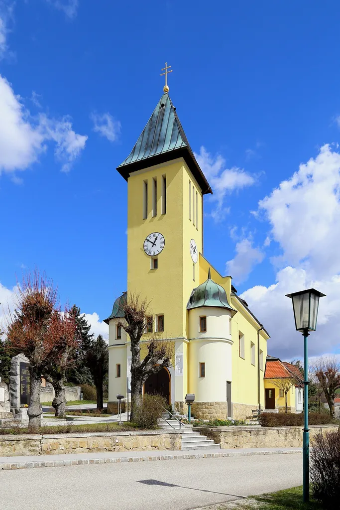 Südwestansicht der katholischen Filialkirche hl. Dreifaltigkeit in Kleinrötz, ein Ortsteil der niederösterreichischen Marktgemeinde Harmannsdorf. Die Kirche wurde 1907 errichtet, 1927 renoviert und von 1968 bis 1971 umgebaut.