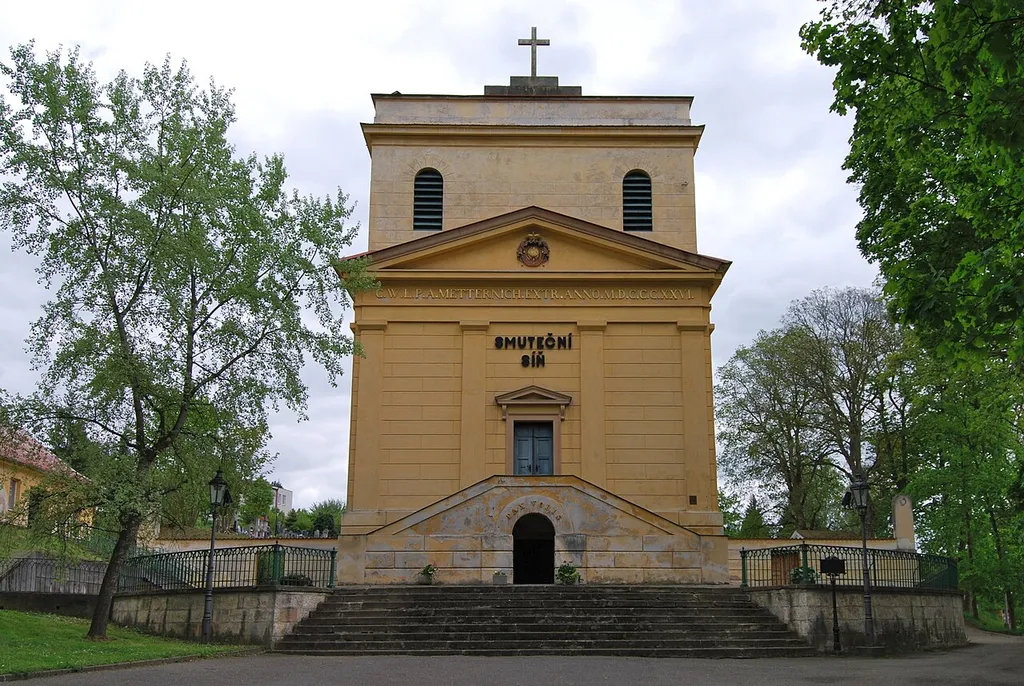 Hřbitovní kostel sv. Václava, později empírově upraven na hrobku rodiny Metternichů za silnicí I/27 v parku. Klášter Plasy v městečku Plasy v okrese Plzeň-sever. Česká republika.