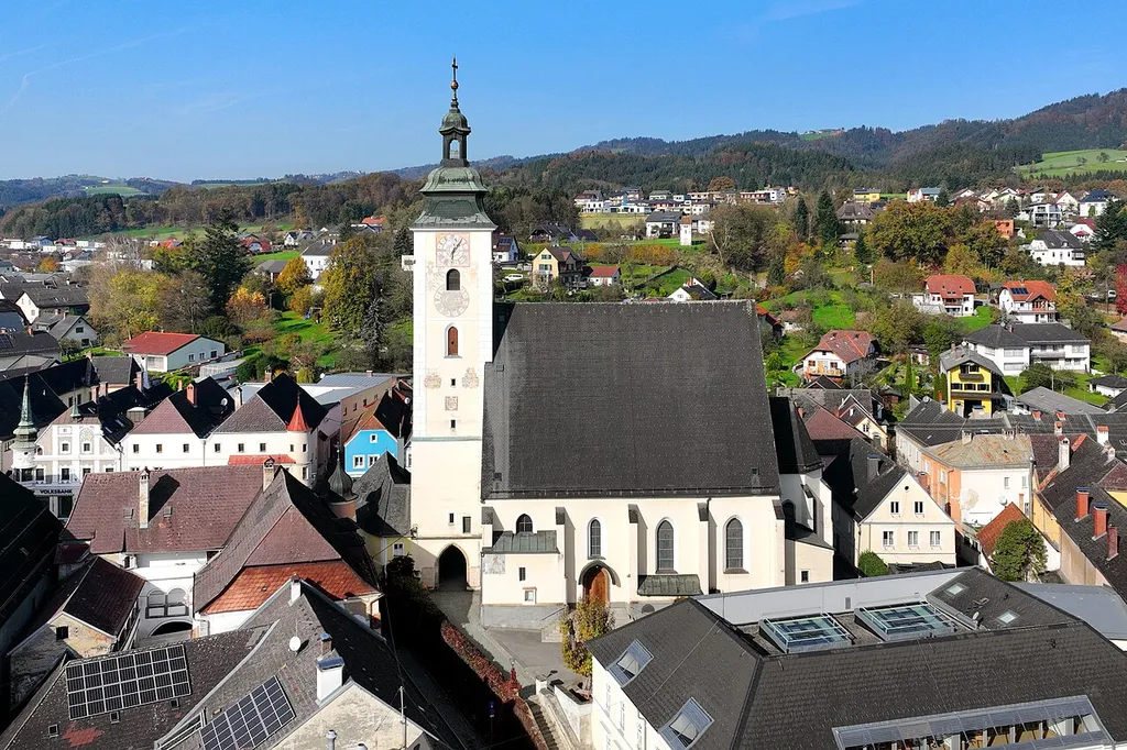 South-southeast view of the parish church in Grein, Upper Austria.