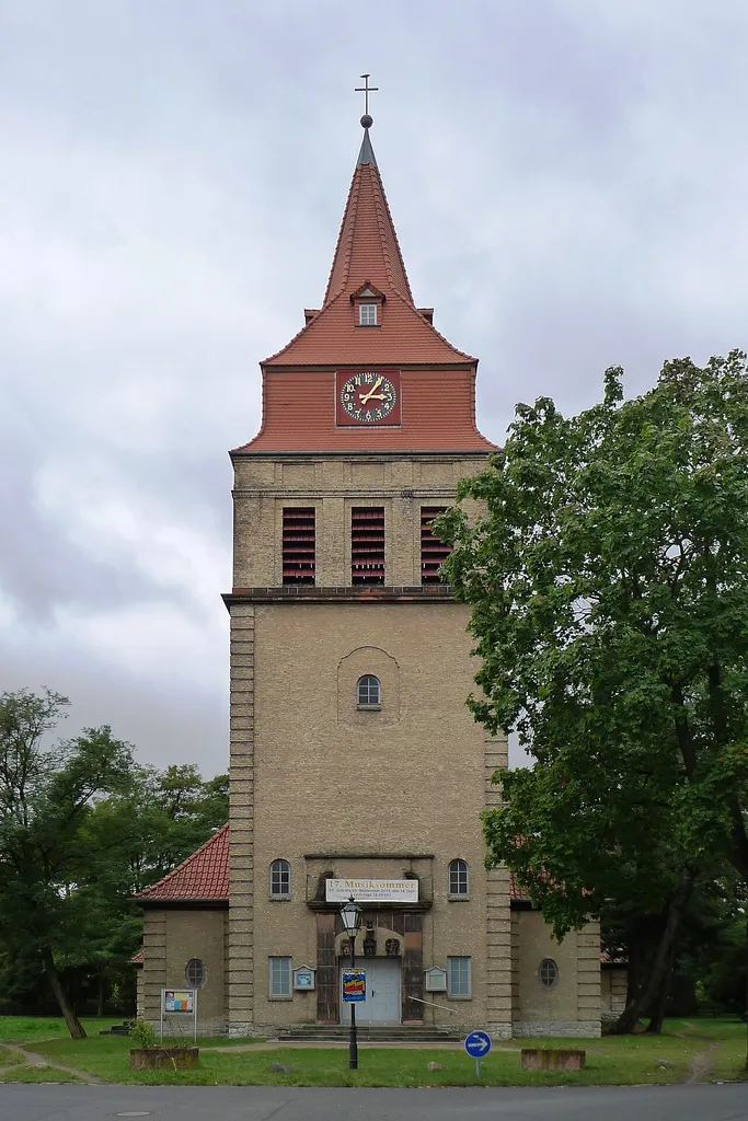 Wenn man vom S-Bahnhof Wilhelmshagen die Schönblicker Straße, erscheint bereits in der Ferne die Kirche.