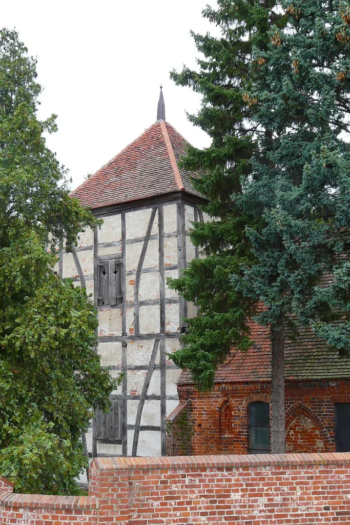 Da steht sie nun, ihr Fachwerkturm lugt zwischen Bäumen zum Fluss hin hervor. Aber brauchen sie die gerademal 41 Einwohner (1915) des Dörfchens noch? Die Antwort gibt die Realität. Sie ist ein klares Nein!