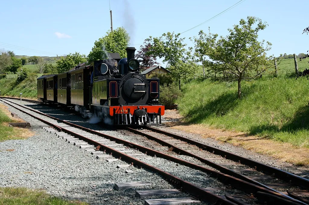 W&amp;LLR No. 14 with Zillertalbahn 4-wheel cars at Castle Caereinion station.