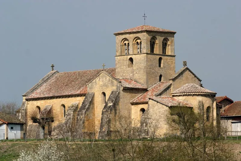 Vue générale de l'église d'Iguerande prise du sud
