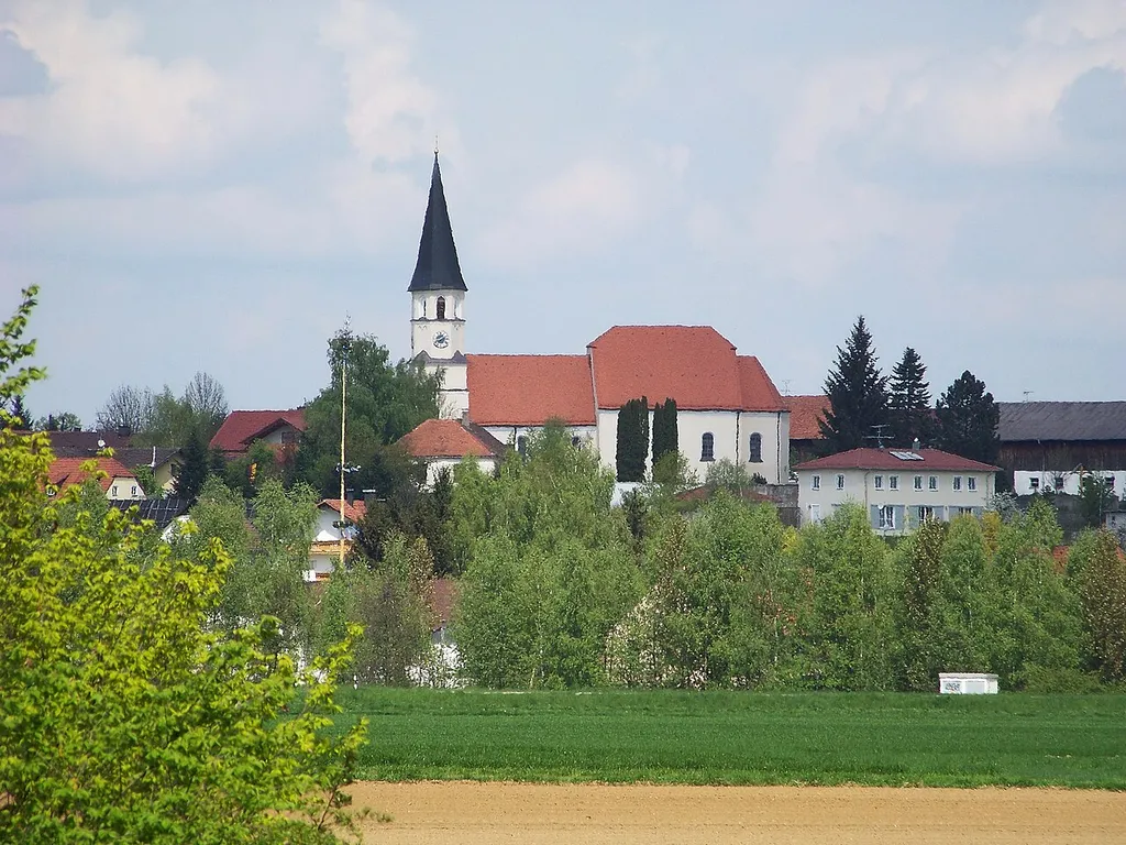 Steinach, Hafnerstraße 3a. Katholische Pfarrkirche St. Michael, Chor und Langhaus spätgotisch, nach Westen modern verlängert, Turm barockisiert; mit Ausstattung.