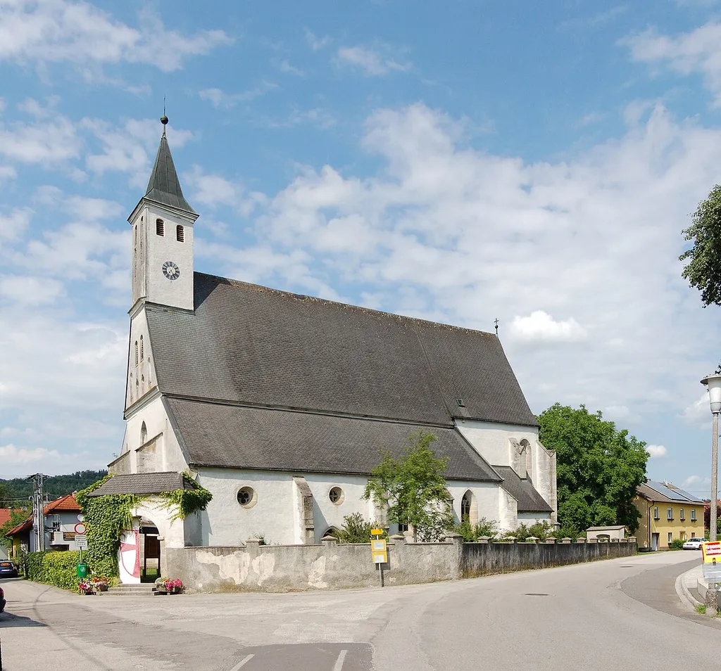 Die Filialkirche der Pfarre Feldkirchen ist eine gotische Pfeilerbasilika mit spätgotischer Einrichtung. Das Langhaus wurde im frühen 14. Jahrhundert errichtet, das Gewölbe in der zweiten Hälfte dieses Jahrhunderts. Ende des 15. Jahrhunderts erfolgte ein Umbau mit der Errichtung des Chors und des Turms. Das dreischiffige, vierjochige Langhaus besitzt ein Kreuzrippengewölbe, der spätgotische Chor ein Netzrippengewölbe. Der bedeutende Flügelaltar stammt aus dem Jahr 1495. This media shows the protected monument with ObjektID 34 in Austria. (Commons, de, Wikidata)