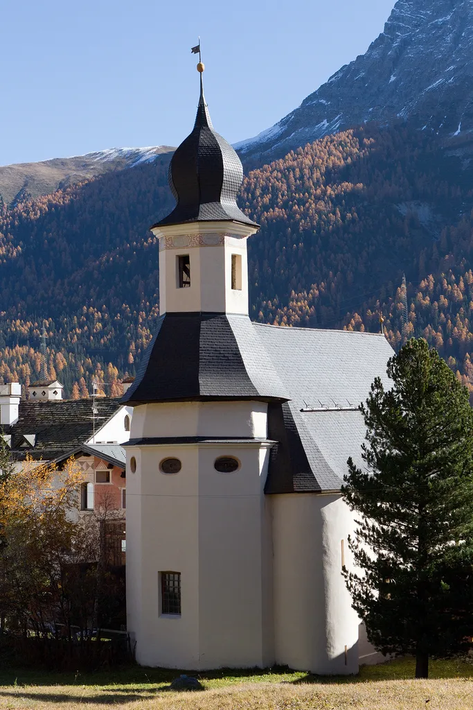 Reformierte Kirche (Baselgia rifurmada) in La Punt (La Punt-Chamue-ch) im Unterengadin (GR)
