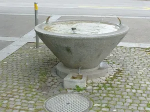 Vorplatz Kirche Letten