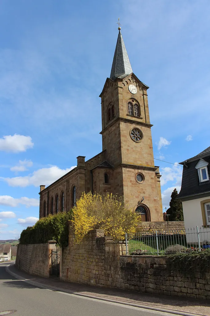 neuromanischer Sandsteinquaderbau, 1867, nach 1945 Wiederaufbau; Stützmauer, Sandsteinquader; Kriegerdenkmal 1914/18