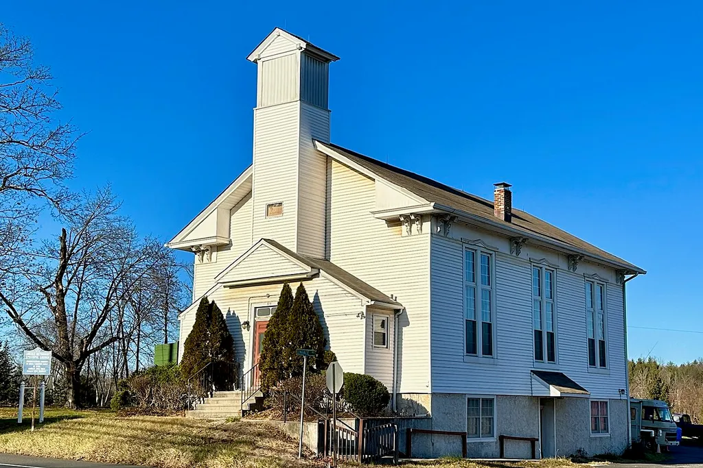 The Linvale United Methodist Church in Linvale, New Jersey. Contributing property #10 of the New Market–Linvale–Snydertown Historic District. This is an image of a place or building that is listed on the National Register of Historic Places in the United States of America. Its reference number is 98000097 (Wikidata).