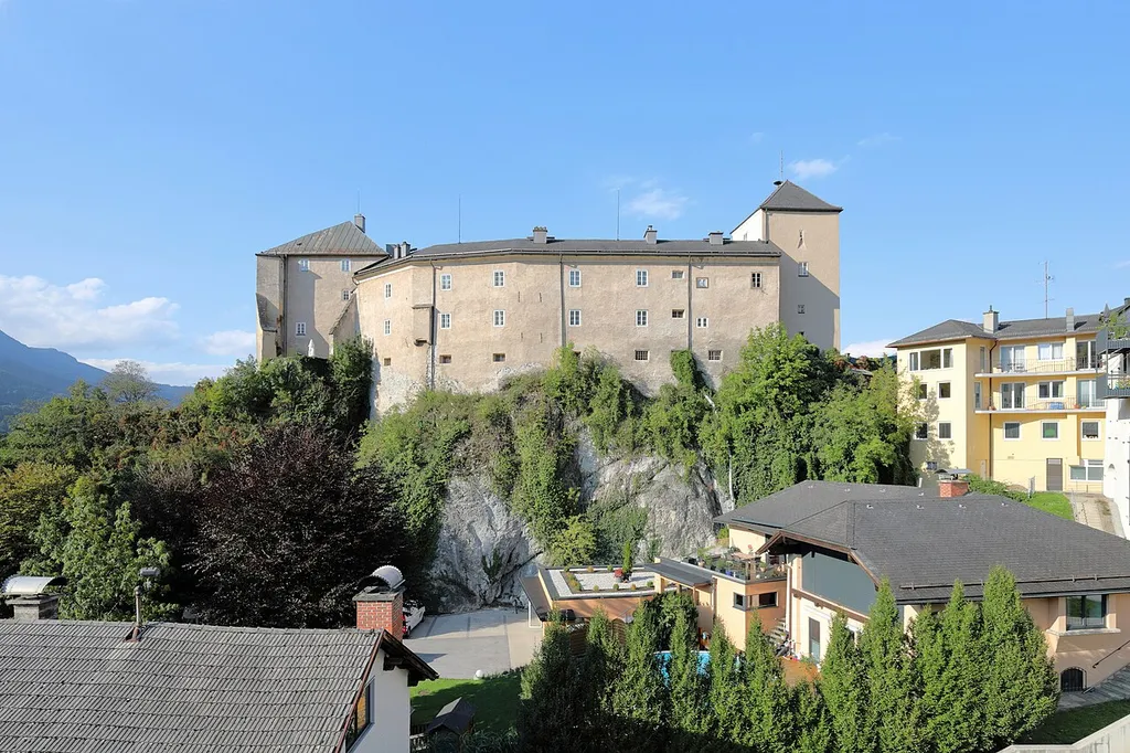 Südansicht der Burg Golling in der Salzburger Marktgemeinde Golling an der Salzach.