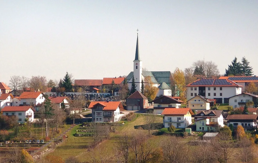 Blick auf Hohenau mit der Pfarrkirche St. Peter und Paul