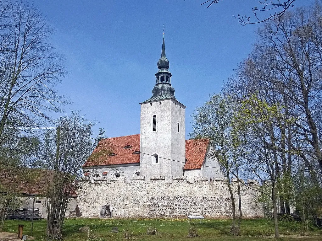 Wehrkirche mit Wehrmauer in Horka