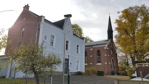 Evangelische Kirche St. Johannes mit Pfarrhaus und Friedhof