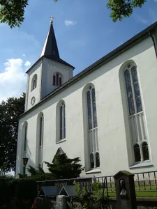Kirche mit Ausstattung, Kirchhof, Einfriedungsmauer, östliches älteres Leichenhäuschen und ein Grabmal Am Kirchberg -
