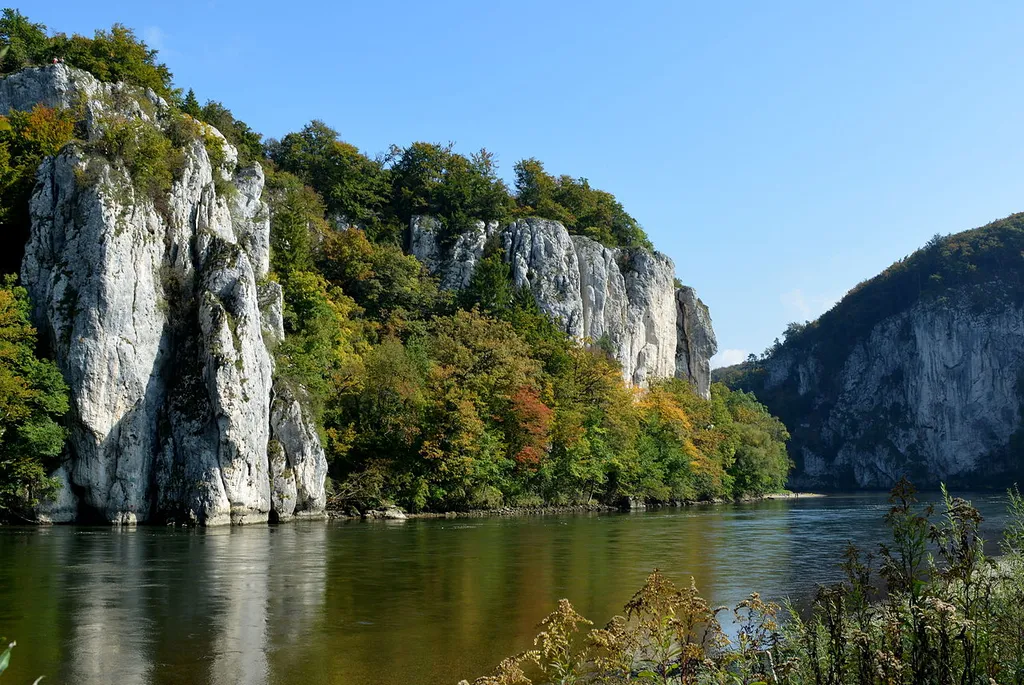 Das ursprüngliche Tal der Donau (Ur-Donau oberhalb Kelheim) war fünf Millionen Jahre lang das heutige Altmühltal, das mit dem heutigen Donauverlauf über das Wellheimer Trockental verbunden ist. Bei Kelheim mündete damals ein aus Richtung Ingolstadt kommender Nebenfluss ("Ingolstädter Albsaumfluss"). Dieser hatte sich durch ständige Eintiefung des Flusses in Richtung Quelle ("rückschreitende Erosion") langsam durch den harten Riegel der Malmkalke gegraben, und so die Schlucht der Weltenburger Enge geschaffen. Bereits 1840 erhob sie König Ludwig I. zum ersten Naturschutzgebiet Bayerns. Quelle: Bayerisches Landesamt für Umwelt