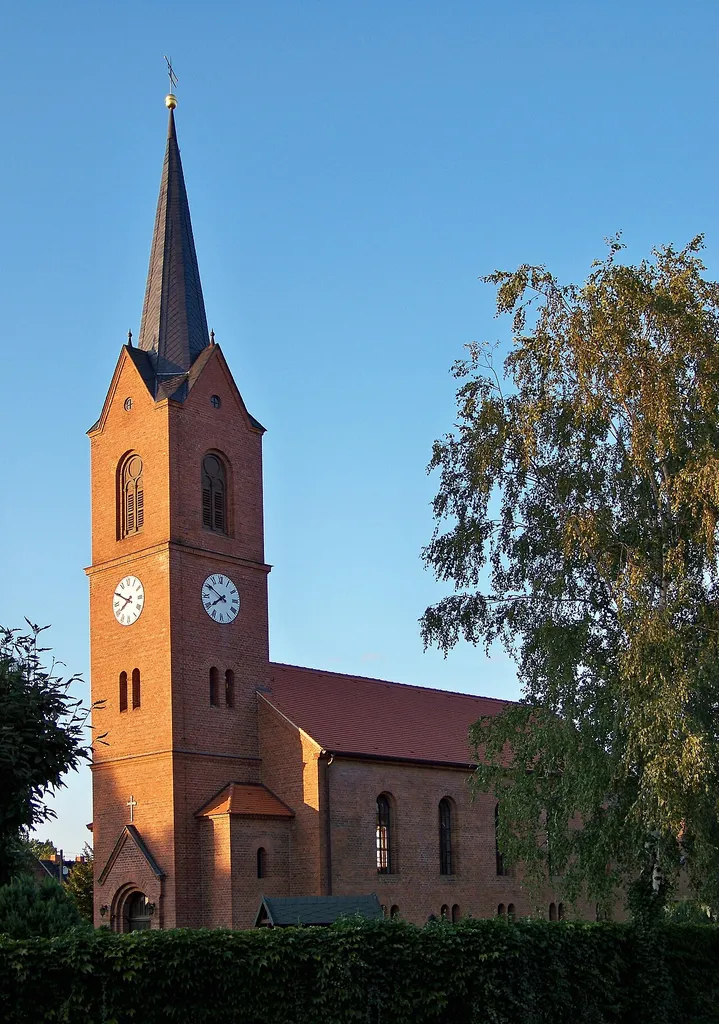 St. Matthäuskirche in Zschepplin, Ortsteil Naundorf, bei Eilenburg in Sachsen, Deutschland; gesehen an der Ecke Hauptstraße/Krippehnaer Landstraße Baujahre: 1867 und 1868 Baumaterial: Backstein
