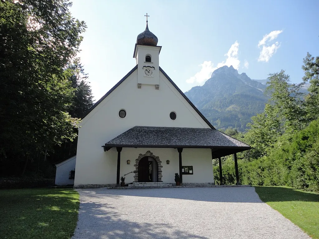 Kath. Filialkirche hl. Barbara in Tenneck. Im Hintergrund der Rifflkopf (2254m) im Hagengebirge.
