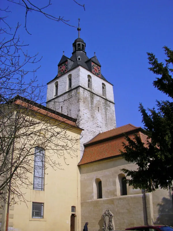 Turm und romanische Apsis der Schlosskirche St. Aegidien