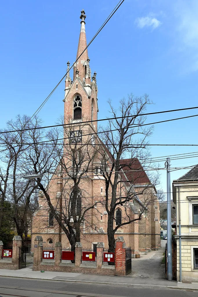 Die röm.-kath. Hütteldorfer Pfarrkirche Hl. Andreas im 14. Wiener Gemeindebezirk Penzing. Der neugotische Backsteinbau mit einem 43 Meter hohen Fassadenturm wurde nach Plänen des Architekten Richard Jordan ab 1881 errichtet und am 9. November 1882 durch Erzbischof Ganglbauer geweiht.