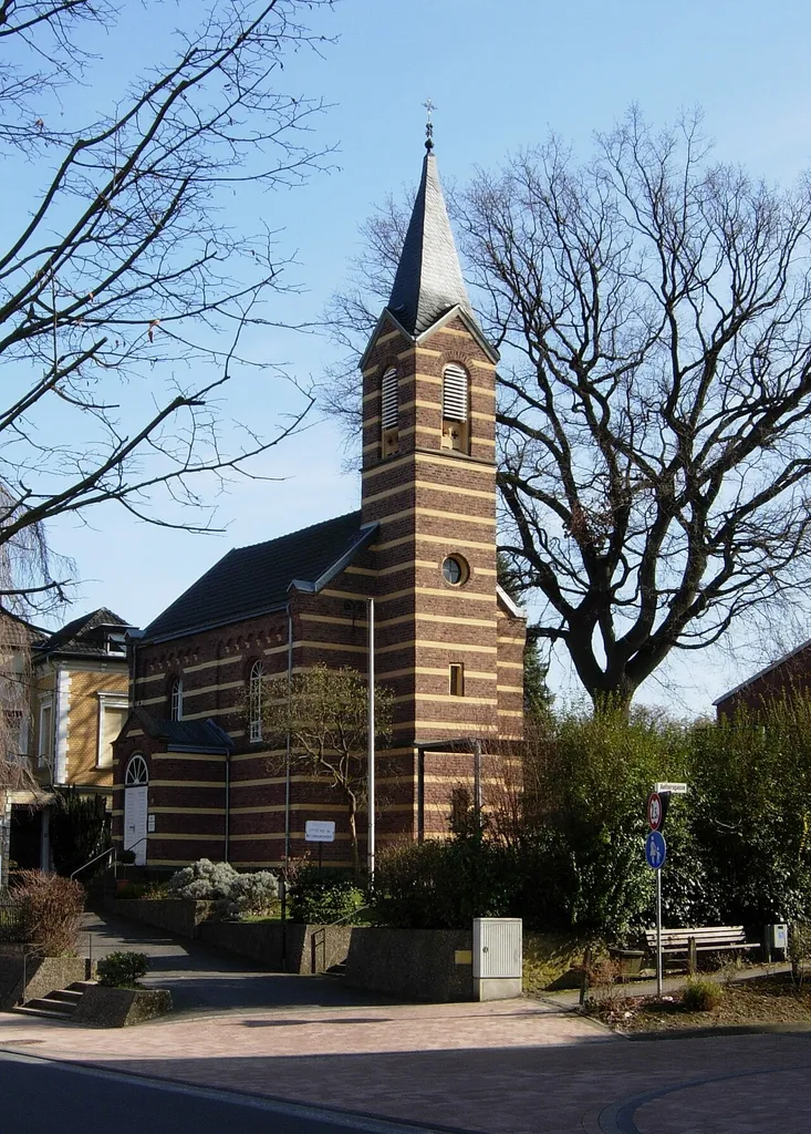 Neoromanische Kirche in Bornheim an der Königstraße (Ecke Aeltersgasse), nach Entwürfen des Bonner Kommunal- und Stadtbaumeisters Paul Richard Thomann (1827 – 1873) errichtet (Baubeginn 1863, Einweihung 1866); auffällig ist die italienisch anmutende gelbe Bänderung. Thomann plante auch den Bau der 1938 von Nazis zerstörten Synagoge (Königstraße 55, nahe Heinestraße), der katholischen Servatiuskirche (Baubeginn 1864, Einweihung 1866) und des Breniger Stationenwegs. Näheres zu Thomann.