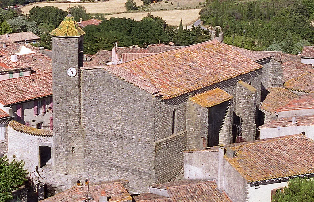 vue aérienne de l'église Saint Germain, au milieu de la circulade