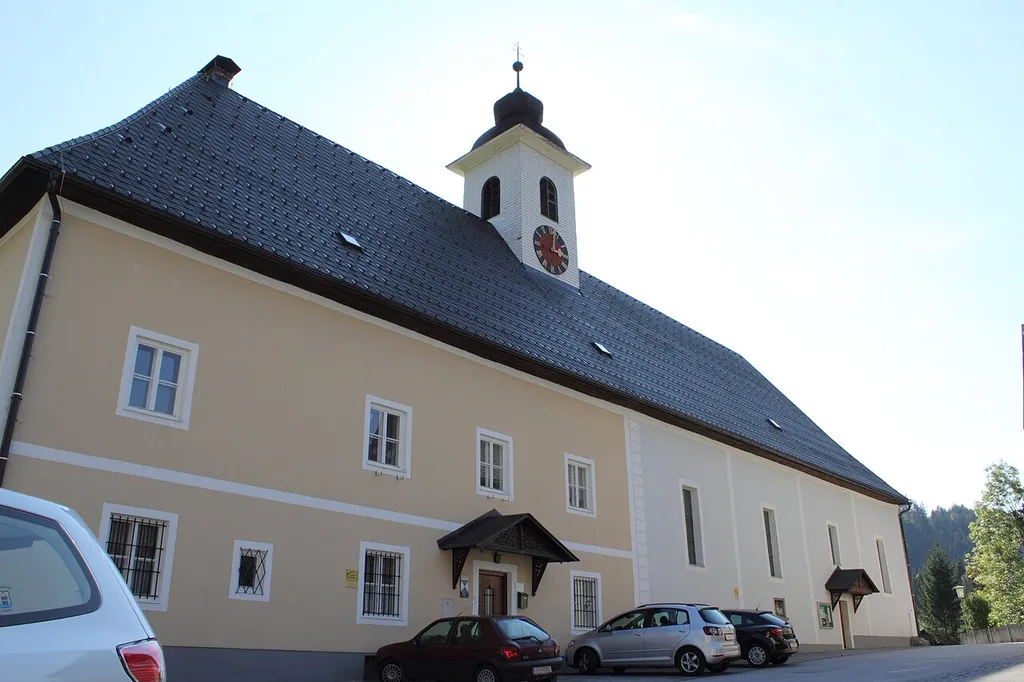 Kath. Pfarrkirche hl. Joseph rechts, Pfarrhof links.