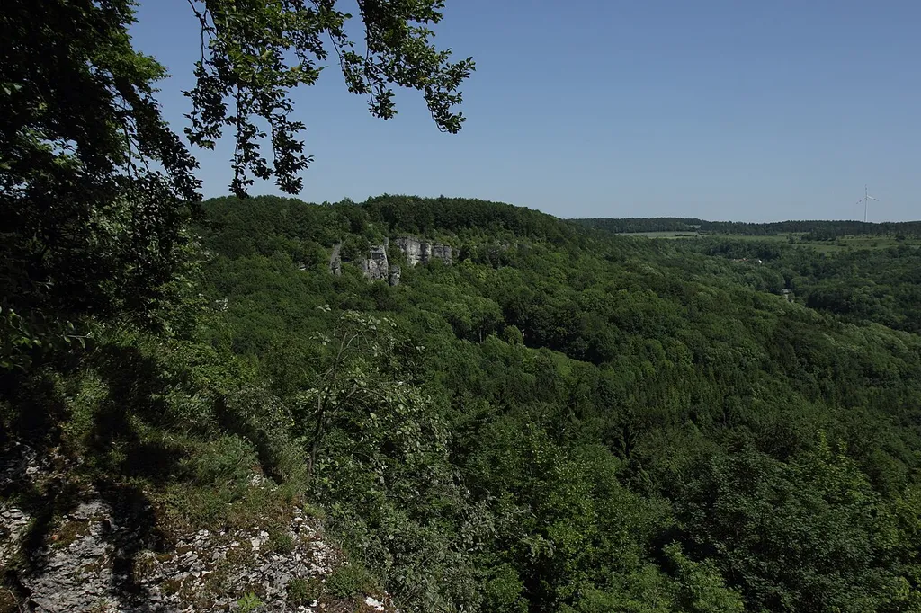 Burgstall Ketschenstein - Ansicht der Burgstelle von der südlich gelegenen Abschnittsbefestigung Dragonerspitz