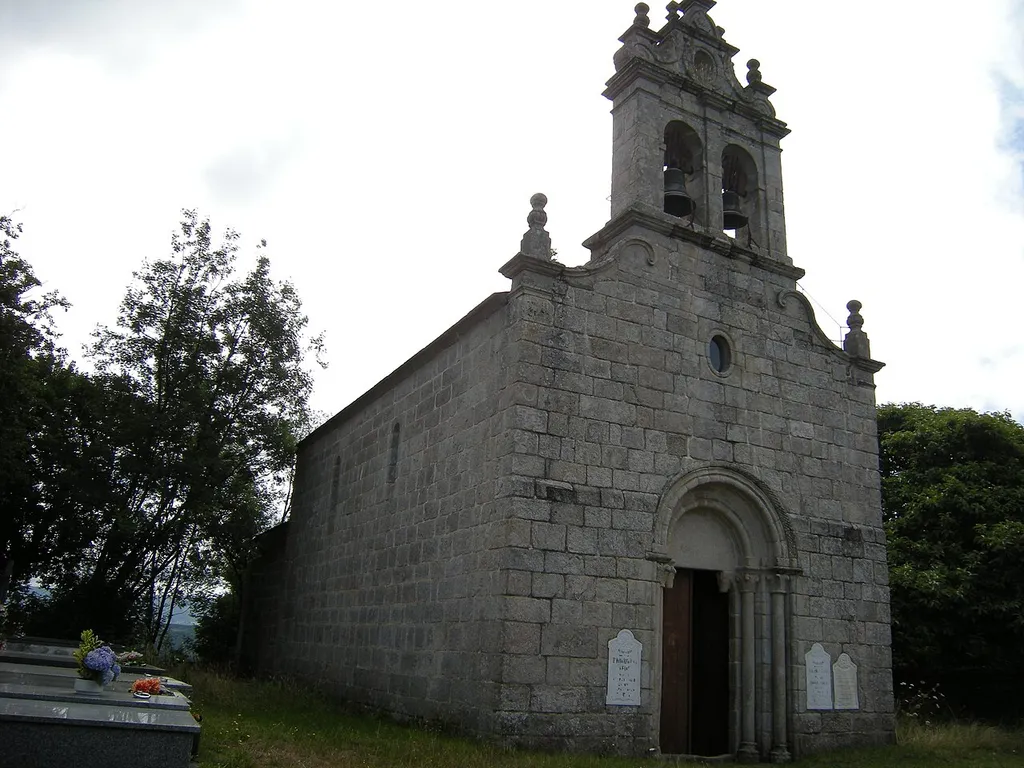 Iglesia románica con añadidos posteriores. Presenta planta de nave única y ábside rectangular.