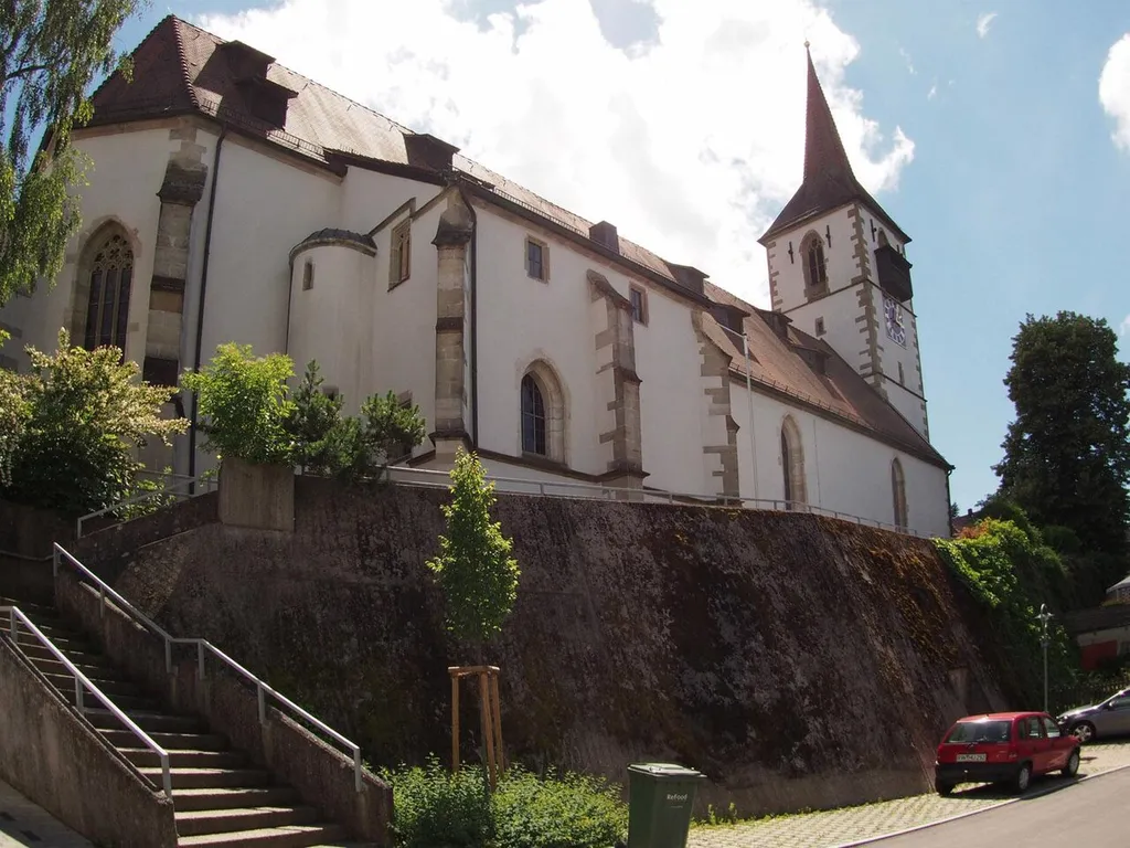 Die Sulzer Kirche ist eine einschiffige, spätgotische Saalkirche, welche 1513-1517 erbaut wurde. Romanische Stilelemente finden sich noch am Kirchturm (vermutlich von einem Vorgängerbau). Bis zum Jahr 1542 befand sich um die Kirche herum auch der Friedhof.